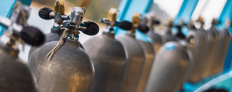 Газовые баллоны в Бунинской аллее